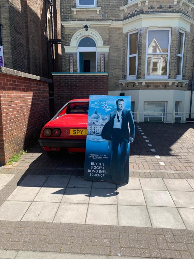 Southsea Royale Studio, James Bond, Parking, Seafront Portsmouth Kültér fotó
